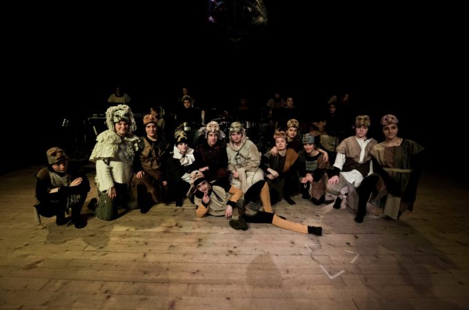 36 La compagnia e i musicisti